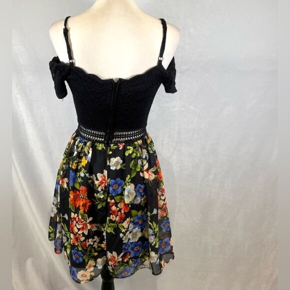 Black lace and floral peek a boo midriff scalloped off shoulder dress size 3 - Picture 4 of 6
